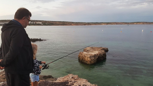 shore fishing wędkarstwo na Malcie z dziećmi