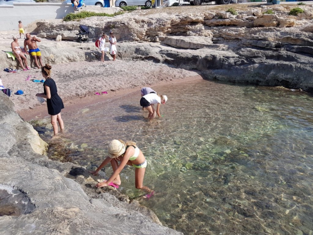 mała plaża piaszczysta Bugibba